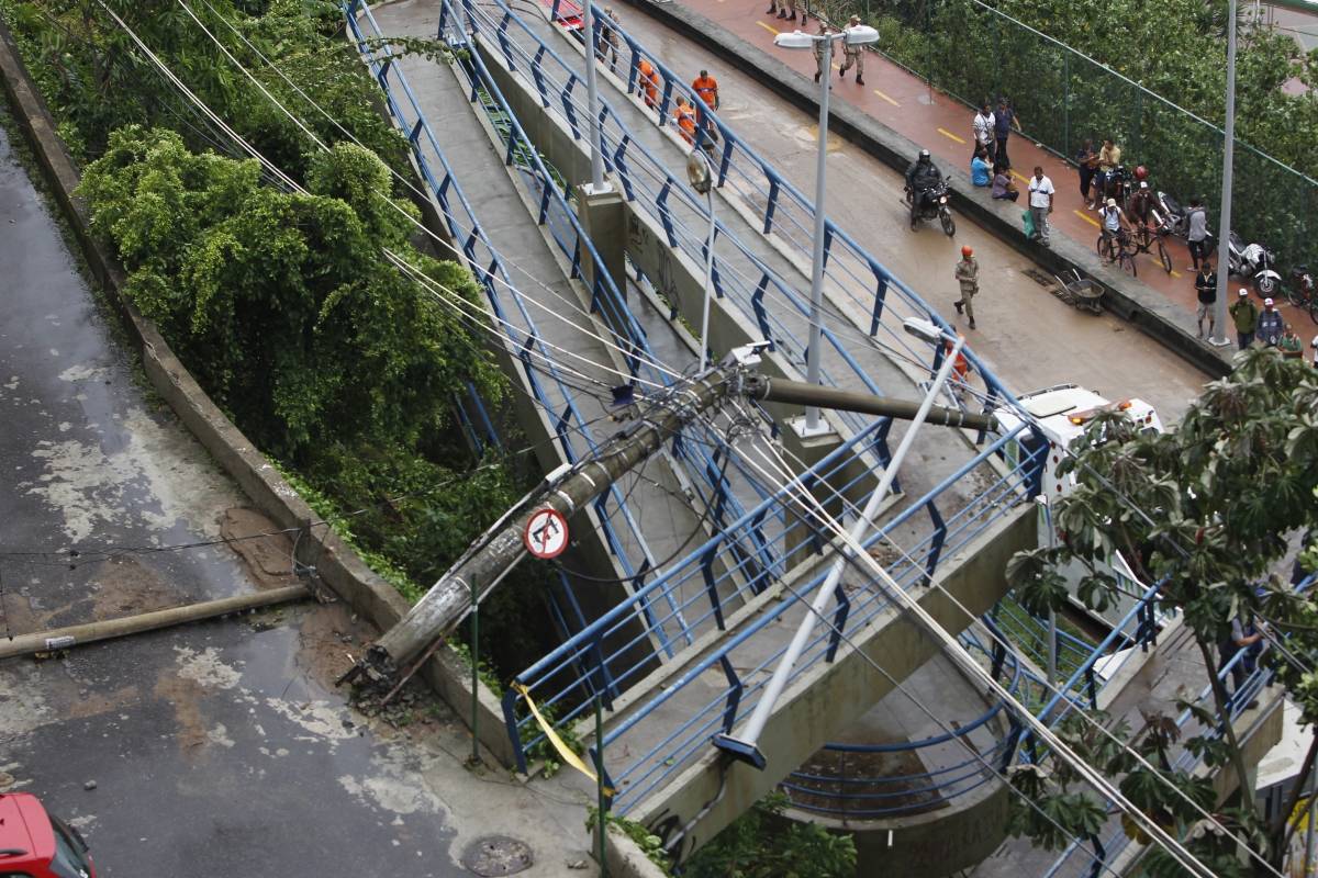 Rio, 07/02/2019 - Forte chuva na noite de quarta-feira (06) causa deslizamentos, apag&otilde;es, alagamentos em algumas vias da cidade. Na Avenida Niemeyer parte da ciclovia desabou e um &ocirc;nibus foi soterrado. Foto: Severino Silva/Ag&ecirc;ncia O Dia