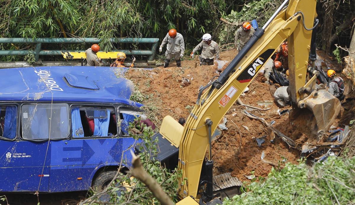 Estragos provocado pela forte chuva de ontem a noite,na estrada Niemeyer uma barreira caiu soterrando dois onibus,retirada dos corpos,
Severino Silva/ Agencia O Dia