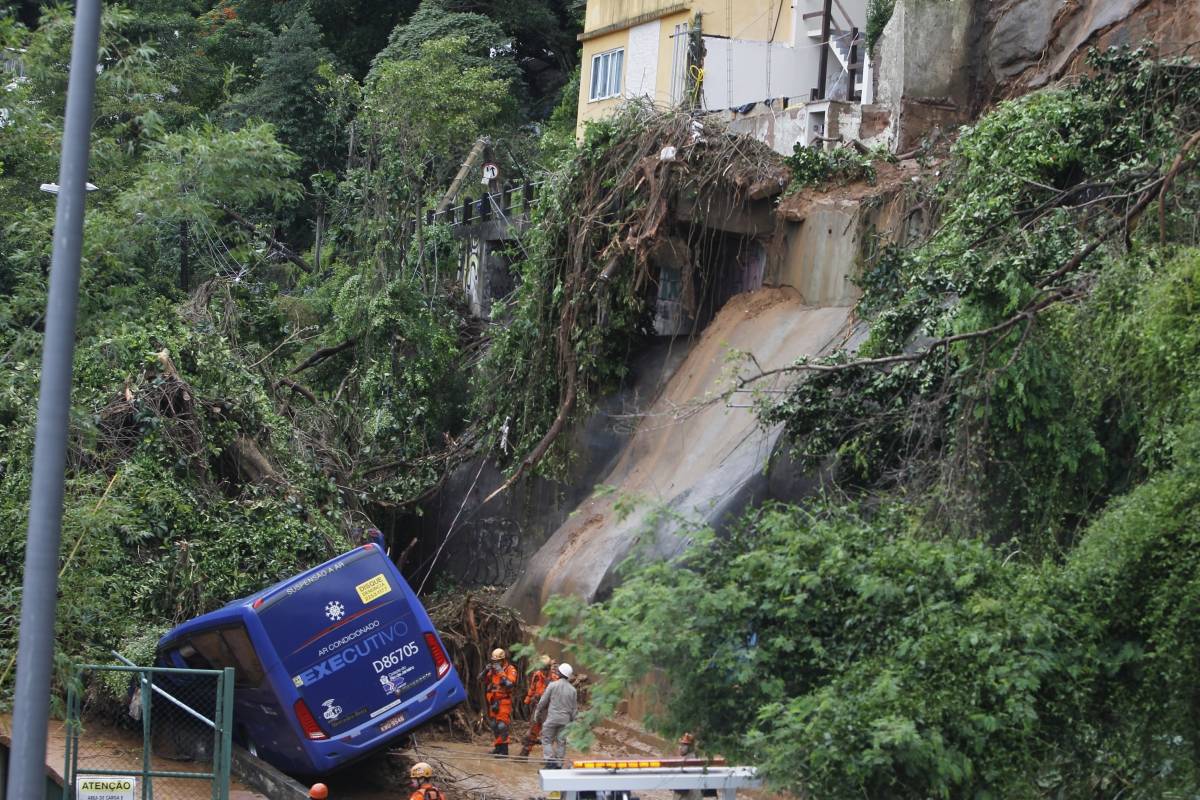 Forte chuva causou deslizamentos, apagões, alagamentos em algumas vias da cidade