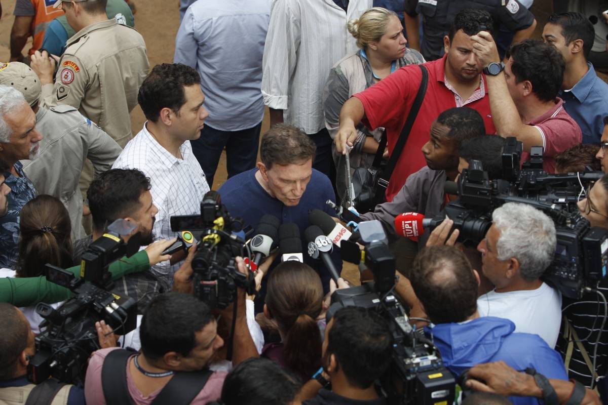 O prefeito do Rio, Marcelo Crivella visita a Avenida Niemeyer, onde parte da ciclovia desabou e um ônibus foi soterrado
