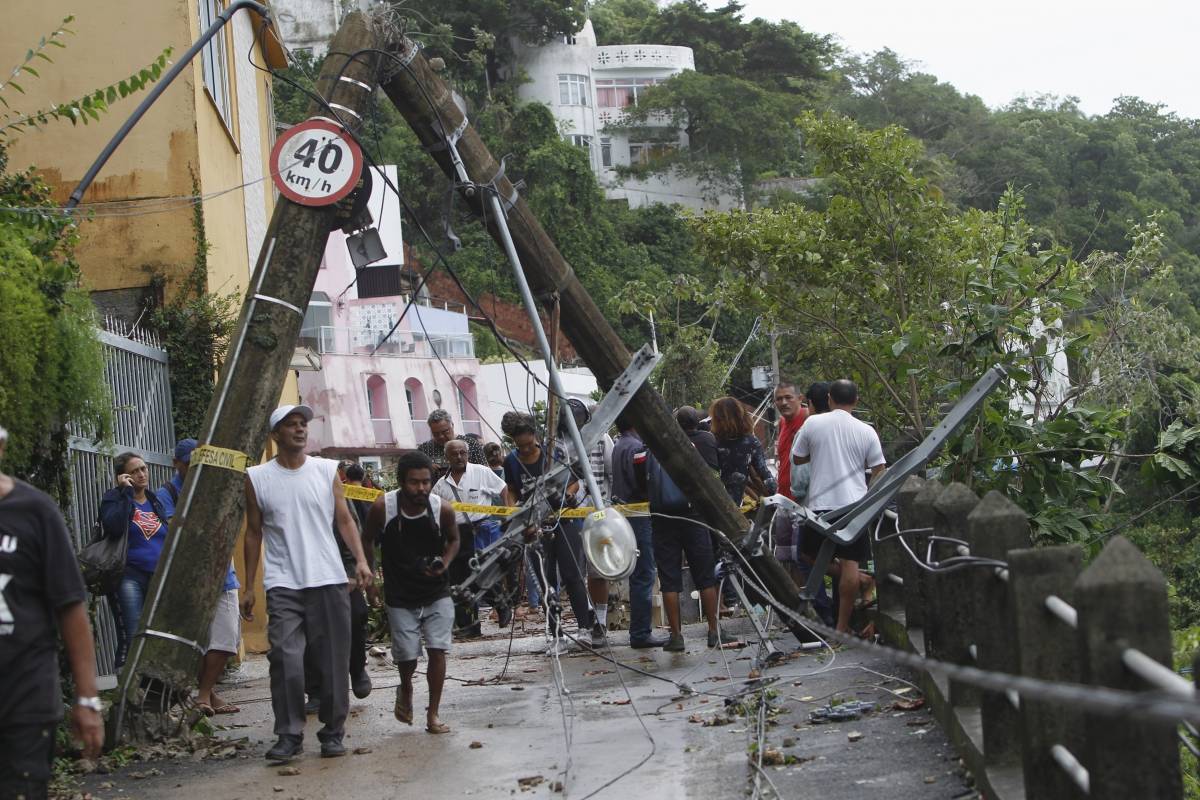 Forte chuva causa deslizamentos, apagões, alagamentos em algumas vias da cidade