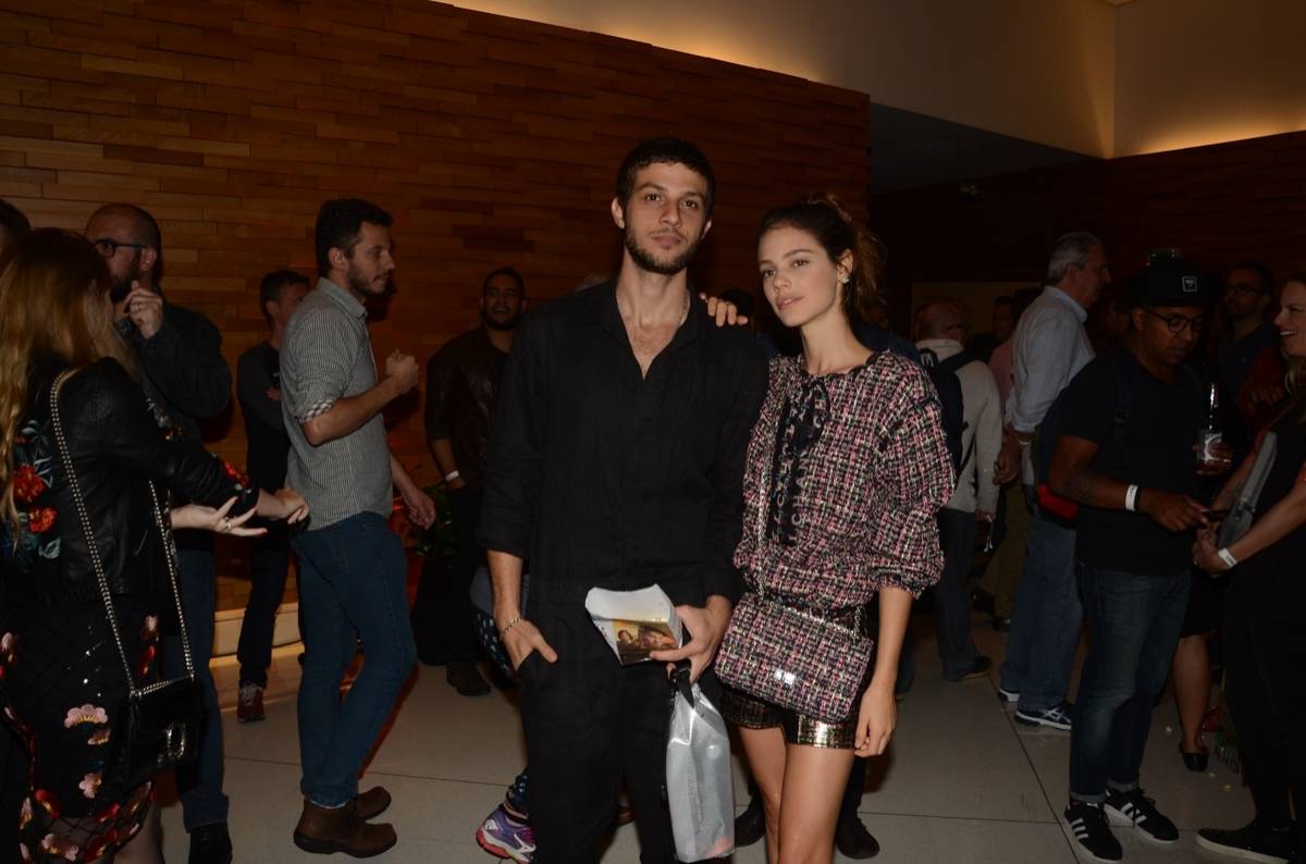 Chay Suede e Laura Neiva aparecem juntos pela primeira vez após casamento