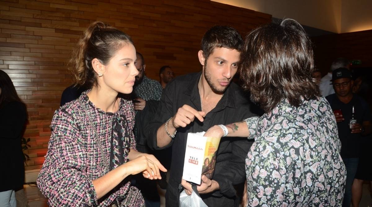 Chay Suede e Laura Neiva aparecem juntos pela primeira vez após casamento