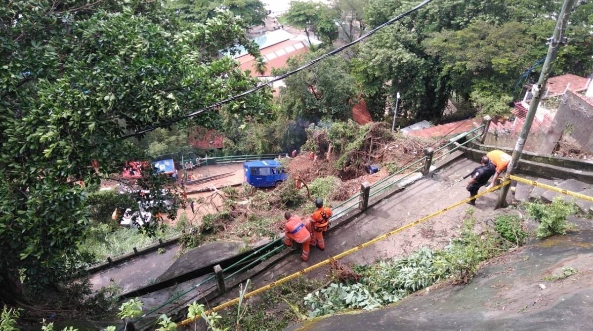 Homens trabalham para retirar &ocirc;nibus na Avenida Niemeyer