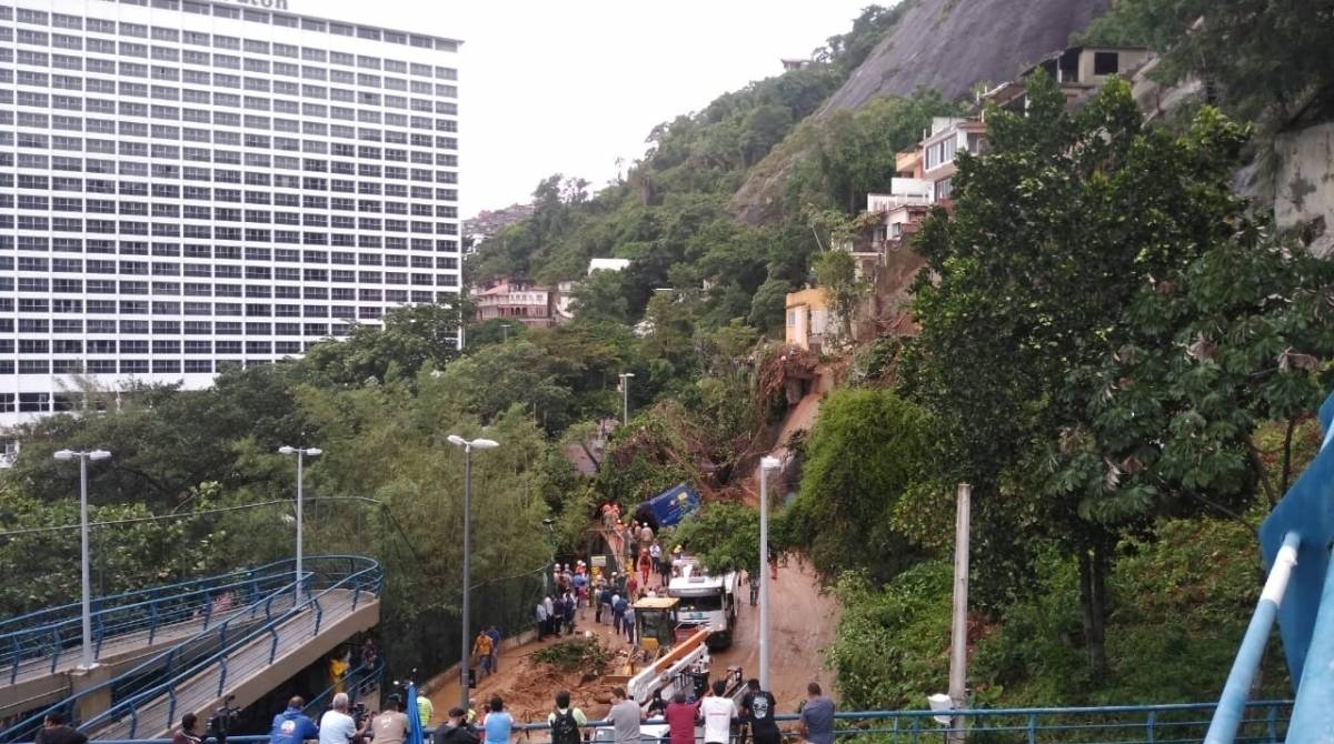 Rio, 07/02/2019 - ônibus é atingido por deslizamento de terra da Favela do Vidigal, quando passava pela Avenida Niemeyer, durante o temporal da noite de quarta-feira, 6 - Foto: Severino Silva/Agência O Dia -