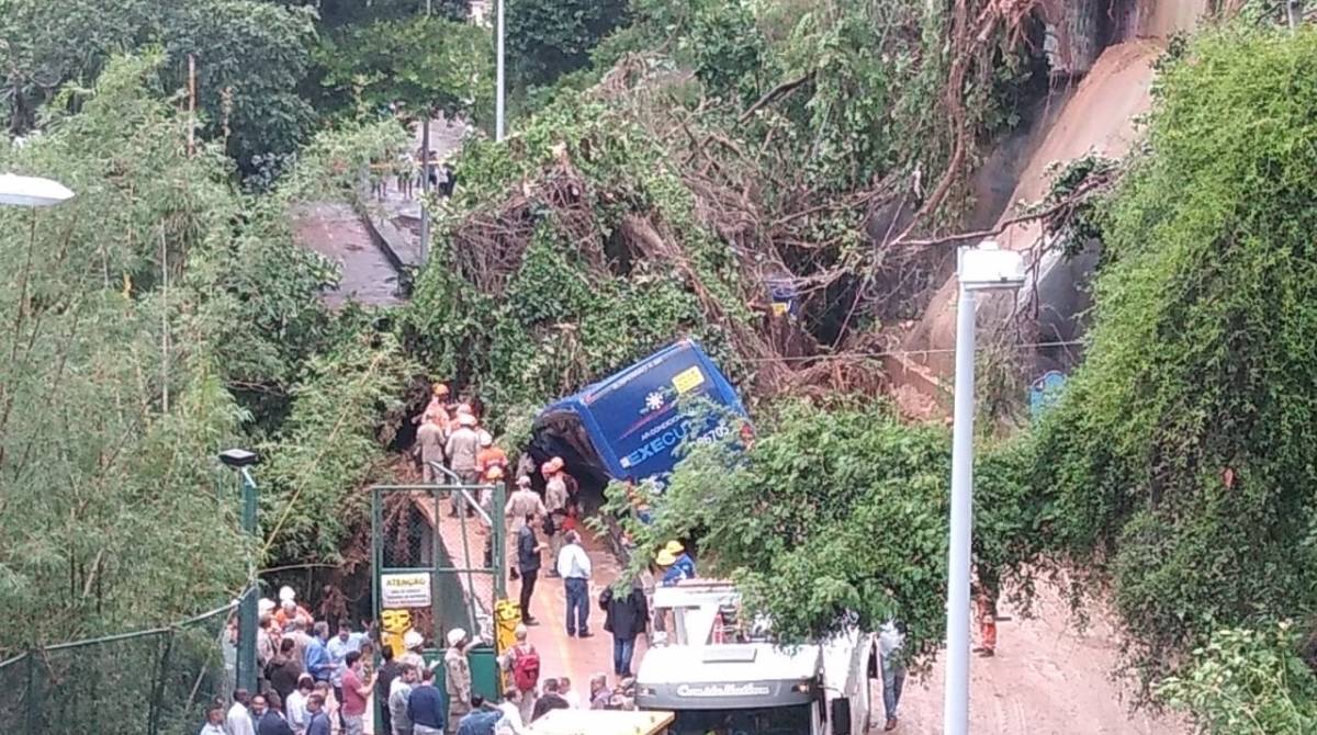 &Ocirc;nibus atingido por deslizamento na Niemeyer - Severino Silva / Ag&ecirc;ncia O Dia