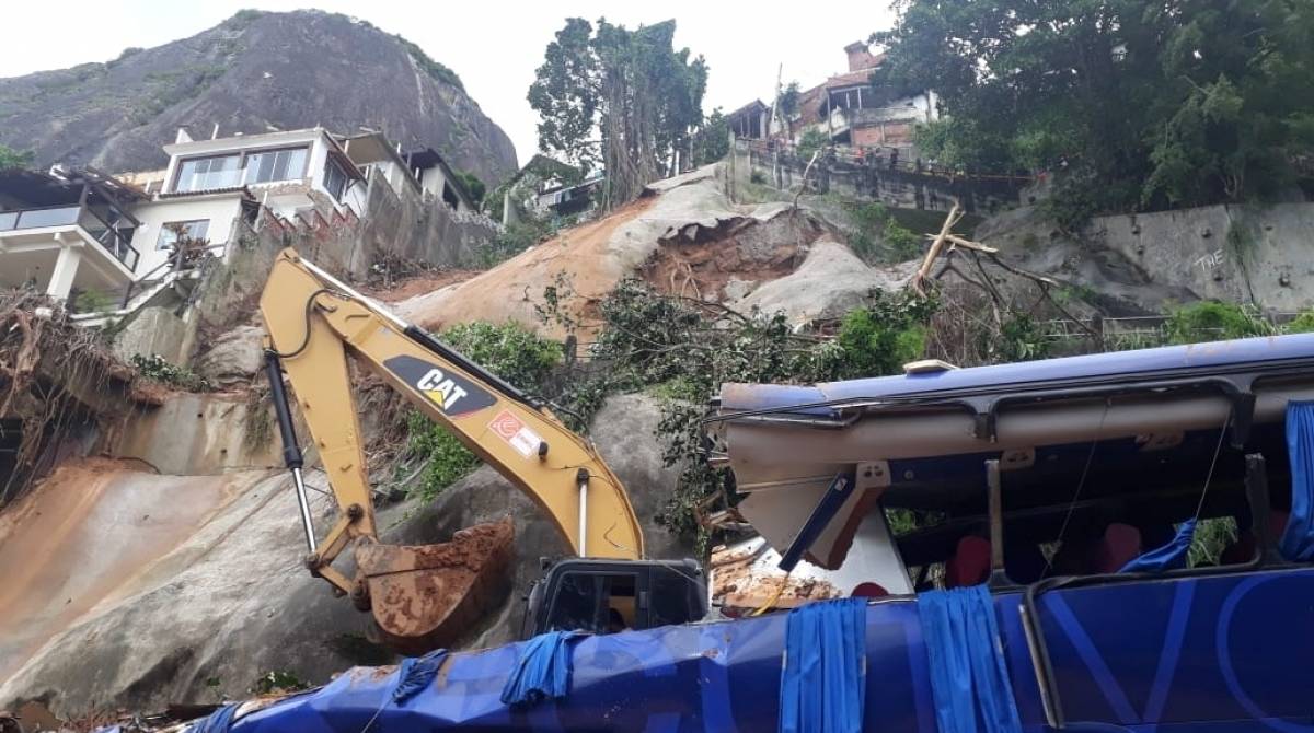 Equipes da CET-Rio tiram a carcaça do ônibus da Avenida Niemeyer, em São Conrado