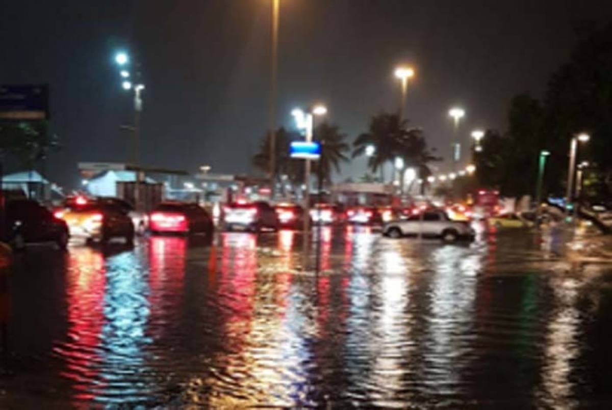 Orla de Copacabana, na Zona Sul, ficou alagada