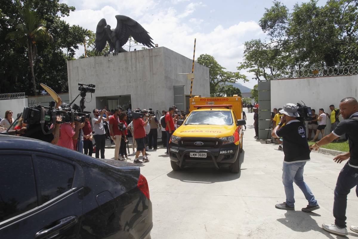 Rio, 08/02/2019 - Movimenta&ccedil;&atilde;o em frente ao Ninho do Urubu - Centro de Treinamento (CT) do Flamengo, ap&oacute;s inc&ecirc;ndio atingir parte do alojamento, e deixar 10 mortos e tr&ecirc;s feridos, dois grave e um em estado grav&iacute;ssimo, na madrugada desta sexta-feira (08). Foto: Severino Silva/Ag&ecirc;ncia O Dia