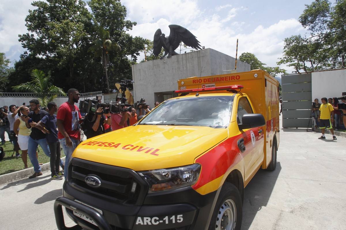 Rio, 08/02/2019 - Movimenta&ccedil;&atilde;o em frente ao Ninho do Urubu - Centro de Treinamento (CT) do Flamengo, ap&oacute;s inc&ecirc;ndio atingir parte do alojamento, e deixar 10 mortos e tr&ecirc;s feridos, dois grave e um em estado grav&iacute;ssimo, na madrugada desta sexta-feira (08). Foto: Severino Silva/Ag&ecirc;ncia O Dia