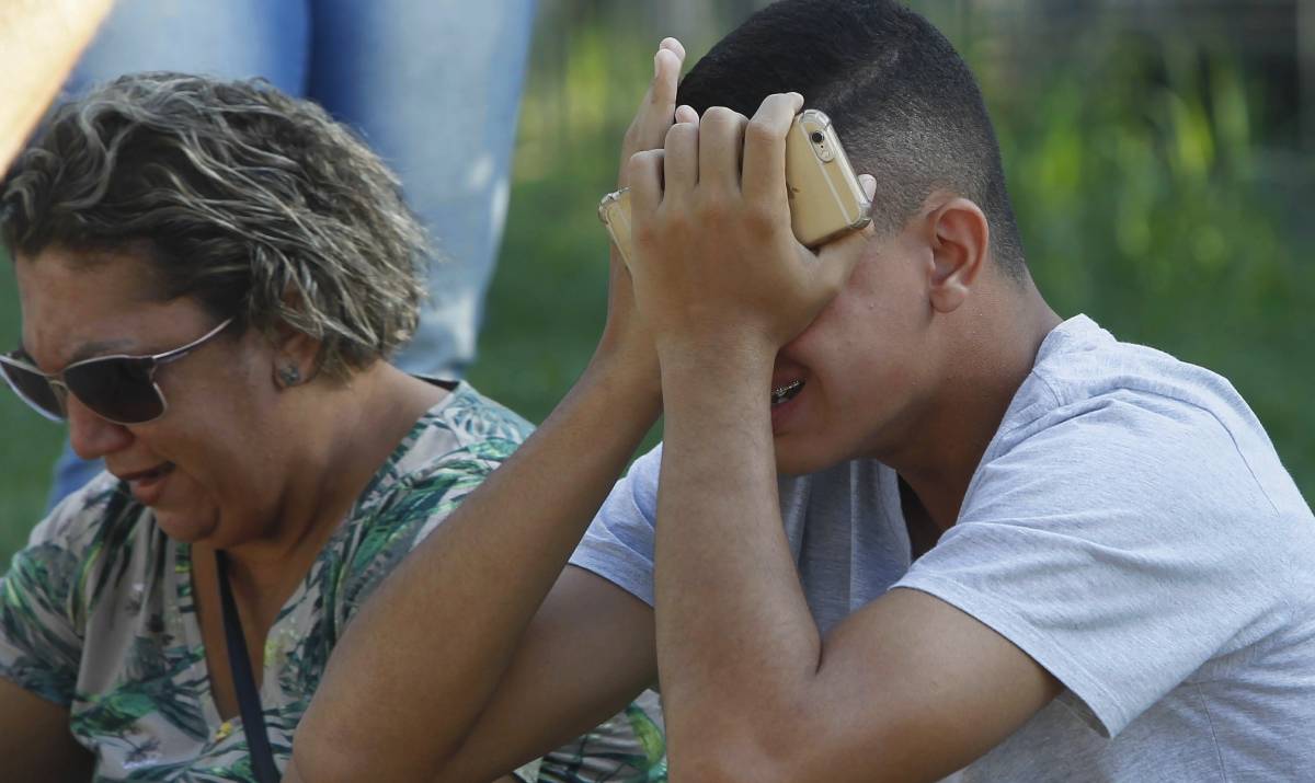 Rio, 08/02/2019 - Movimenta&ccedil;&atilde;o de parentes das v&iacute;timas em frente ao Ninho do Urubu - Centro de Treinamento (CT) do Flamengo, ap&oacute;s inc&ecirc;ndio atingir parte do alojamento, e deixar 10 mortos e tr&ecirc;s feridos, dois grave e um em estado grav&iacute;ssimo, na madrugada desta sexta-feira (08). Foto: Severino Silva/Ag&ecirc;ncia O Dia