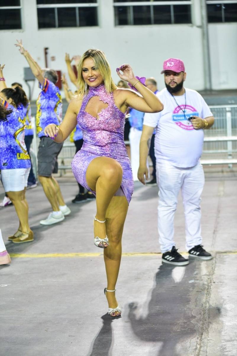 Ellen Rocche mostra samba no pé no ensaio técnico da Rosas de Ouro, no sambódromo do Anhembi