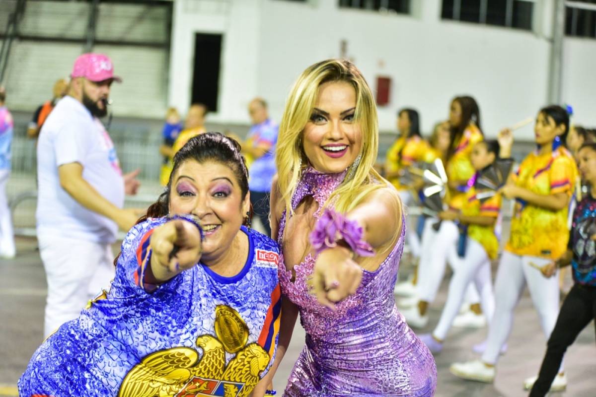 Ellen Rocche mostra samba no pé no ensaio técnico da Rosas de Ouro, no sambódromo do Anhembi