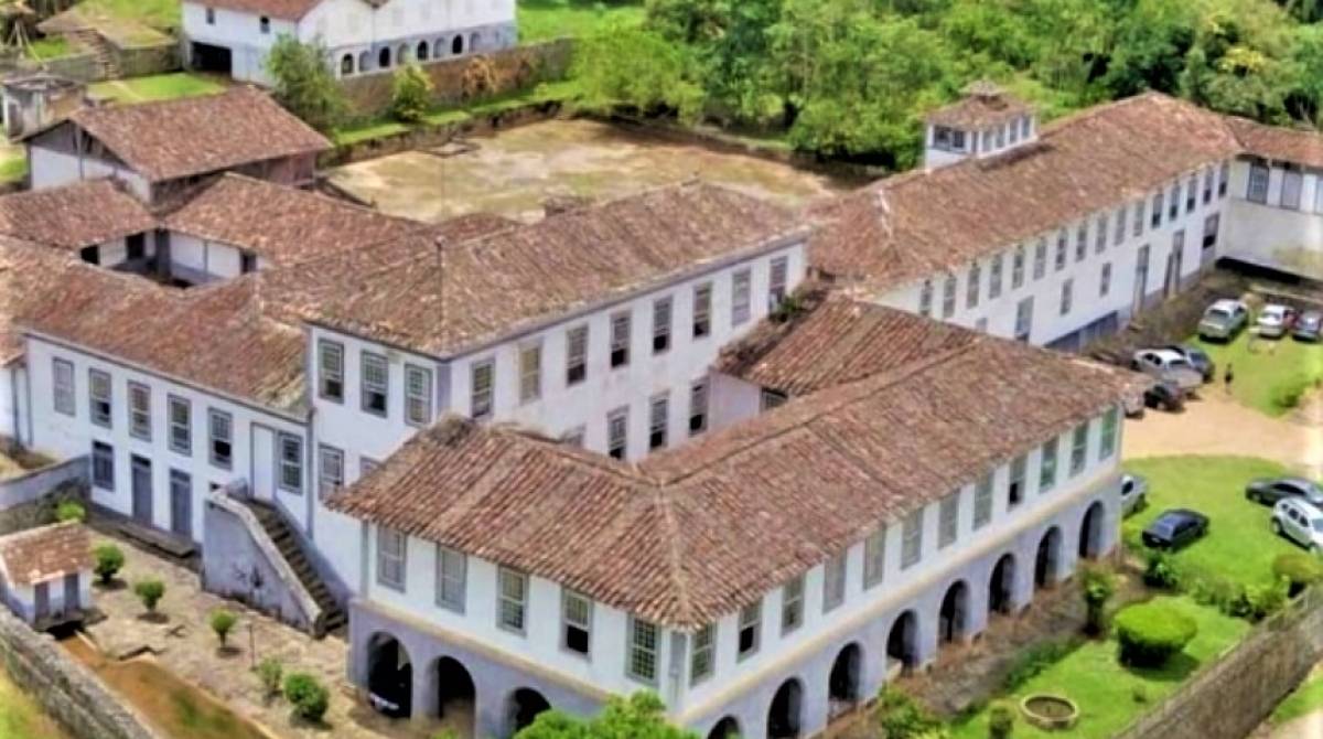 Aberta à visitação, Fazenda Santa Clara, a maior da América Latina, está em Santa Rita de Jacutinga (MG), às margens do Rio Preto, que faz a divisa com o estado do Rio, na altura da RJ-153 (Valença)