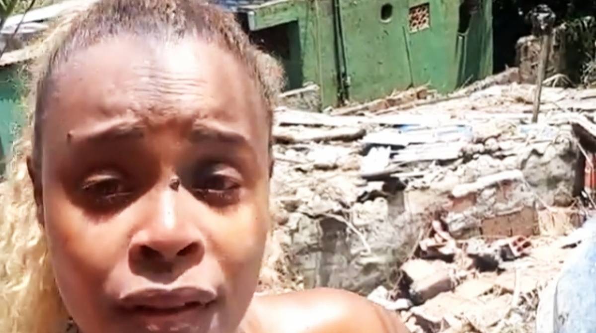 Roberta Rodrigues na comunidade do Vidigal, Rio de Janeiro, após temporal