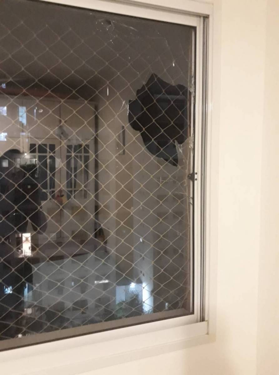 Moradora de apartamento na Lapa faz imagem de janela quebrada por bala perdida