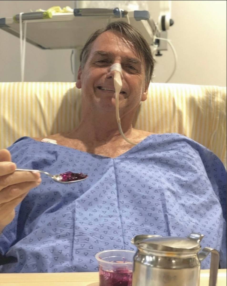 Jair Bolsonaro divulga foto comendo gelatina no Hospital Albert Einstein, em São Paulo - Reprodução/ Twitter