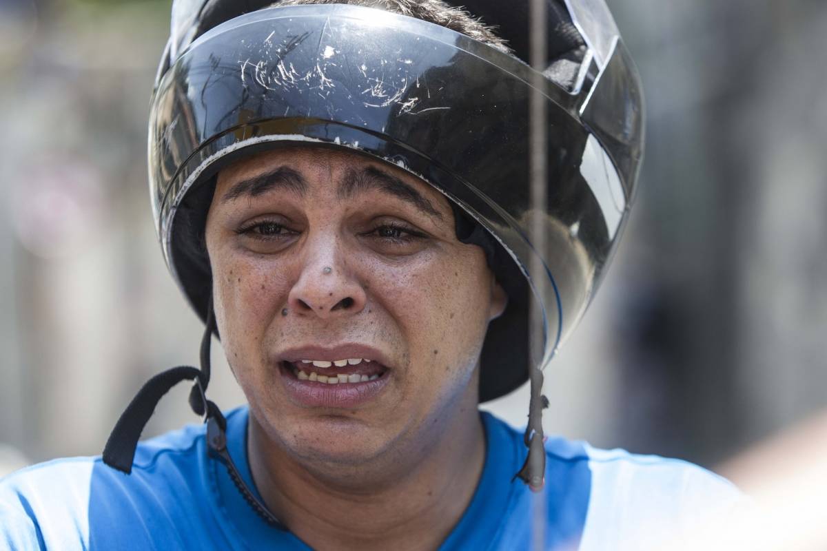 Rio de Janeiro, 08/02/2019, sexta feira - 12 mortos em confronto de policiais e bandidos nos smorros Fallet, fogueteiro e Prazeres. Felipe Fernades mototaxista chora ao comentar sobre os mortos. Foto: Marcio Mercante / Agencia O Dia.