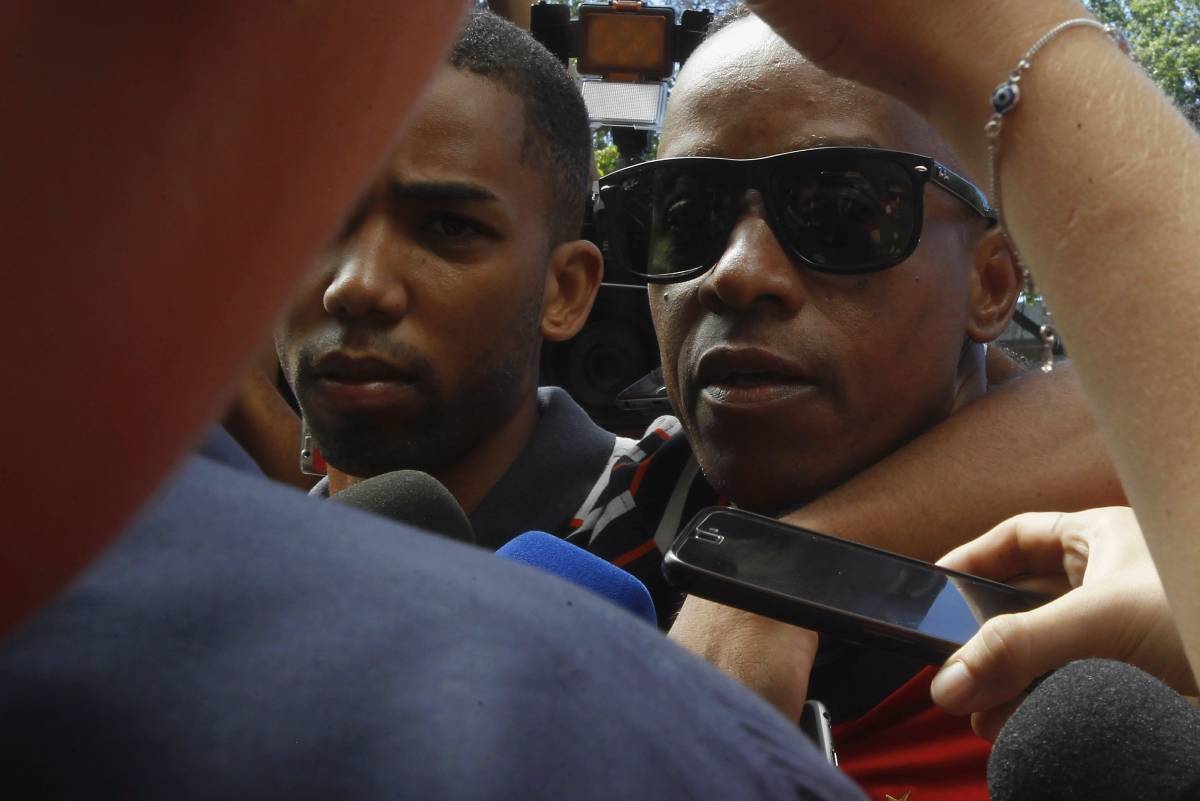 Rio, 09/02/2019 - Arthur de Souza e Vinicius de Souza, tio e primo de Samuel Rosa, morto no incêndio do CT Ninho do Urubu, do Flamengo, chegam ao IML para fazer o reconhecimento do corpo do jogador de 15 anos - Foto: Severino Silva/Agência O Dia