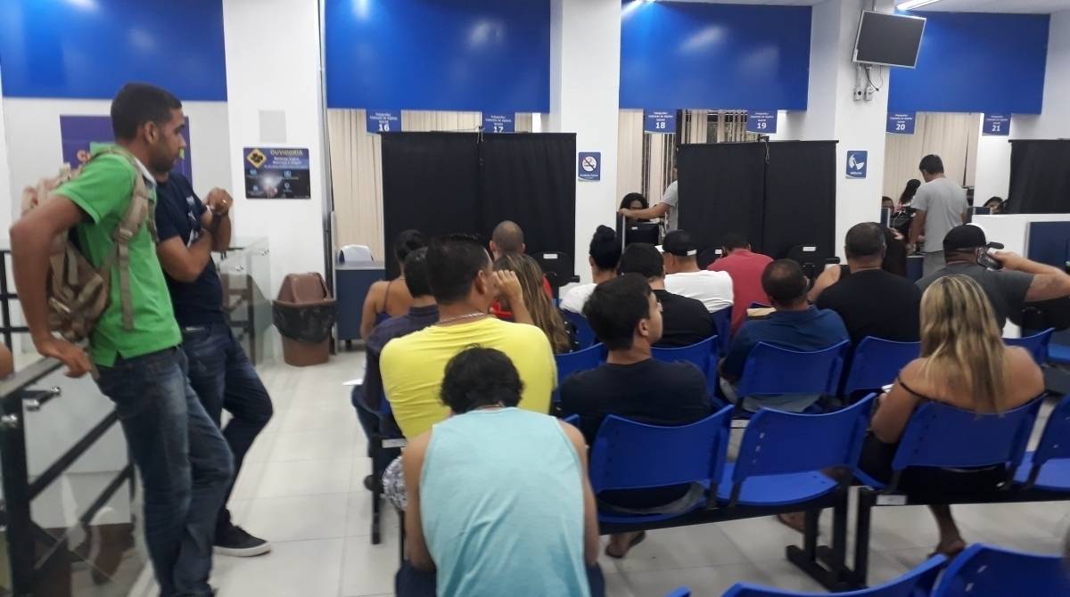 Motoristas lotam a sede do Detran para a emissão de novo documento - Antonio Puga