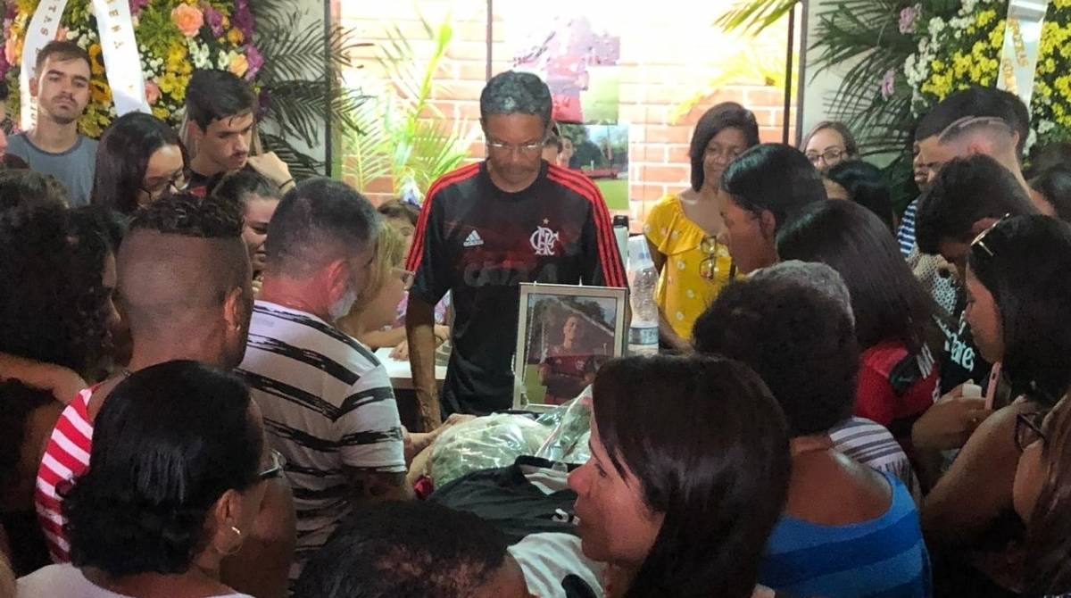 Enterro de Arthur Vinícius, jogador do Flamengo morto em incêndio no CT