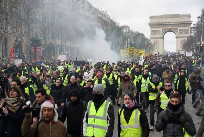 'Coletes amarelos' enfrentaram a polícia nas ruas de Paris, na França