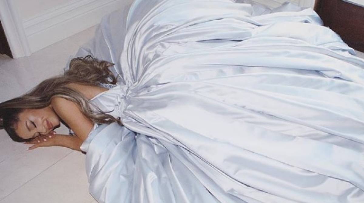 Ariana Grande com o vestido que ela usaria na premiação Grammy 2019