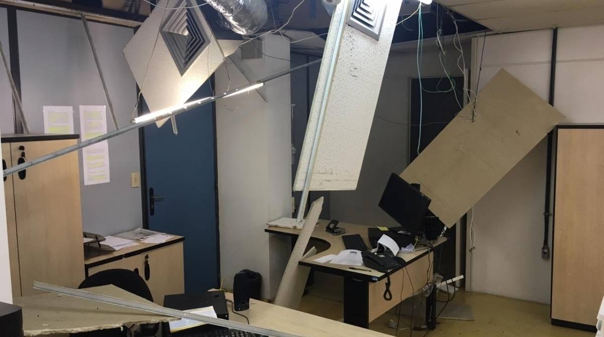 Teto de gabinete na Alerj do deputado estadual Chicão Bulhões caiu no fim de semana