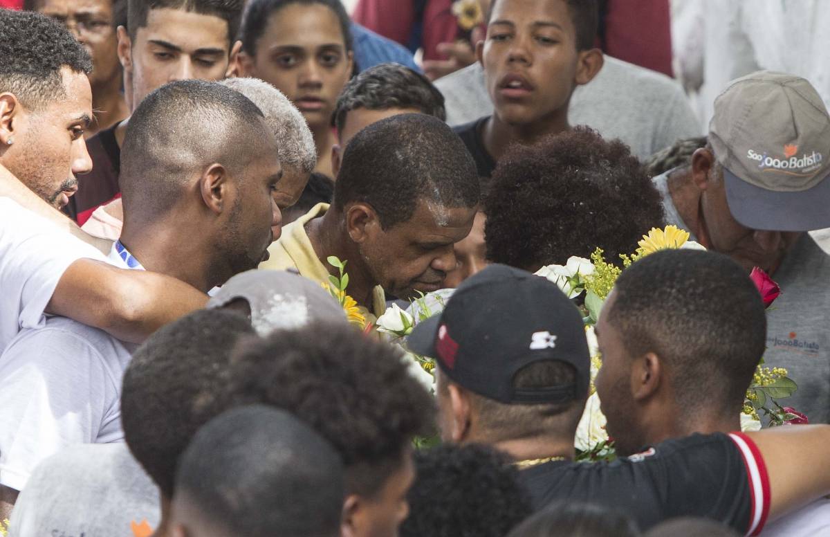 Rio de Janeiro, 1/02/2019, segunda feira - Enterro do menino Samuel Thomas Rosa vitima incendio no alojamento do Flamengo no cemiterio de Vila Rosali em Sao Joao de Meriti.Pai Joaquim Souza ( amarelo ). Foto: Marcio Mercante / Agencia O Dia.