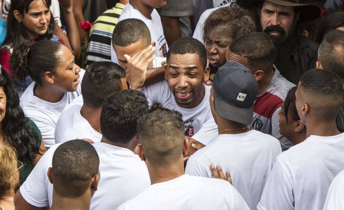 Rio de Janeiro, 1/02/2019, segunda feira - Enterro do menino Samuel Thomas Rosa vitima incendio no alojamento do Flamengo no cemiterio de Vila Rosali em Sao Joao de Meriti. Foto: Marcio Mercante / Agencia O Dia.
