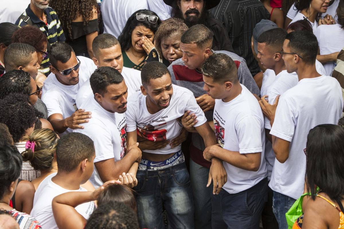 Rio de Janeiro, 1/02/2019, segunda feira - Enterro do menino Samuel Thomas Rosa vitima incendio no alojamento do Flamengo no cemiterio de Vila Rosali em Sao Joao de Meriti. Foto: Marcio Mercante / Agencia O Dia.