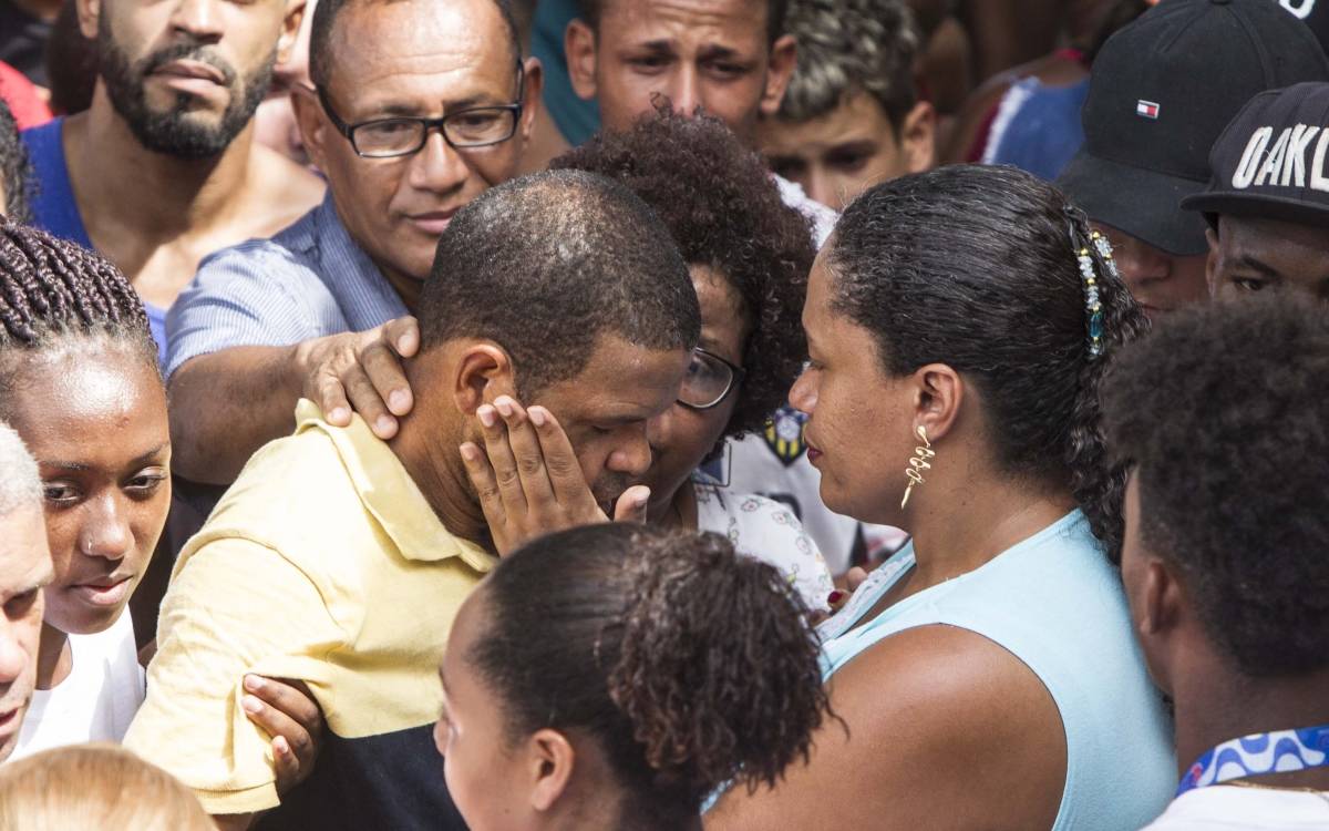 Rio de Janeiro, 1/02/2019, segunda feira - Enterro do menino Samuel Thomas Rosa vitima incendio no alojamento do Flamengo no cemiterio de Vila Rosali em Sao Joao de Meriti.Pai Joaquim Souza sendo amparado. Foto: Marcio Mercante / Agencia O Dia.