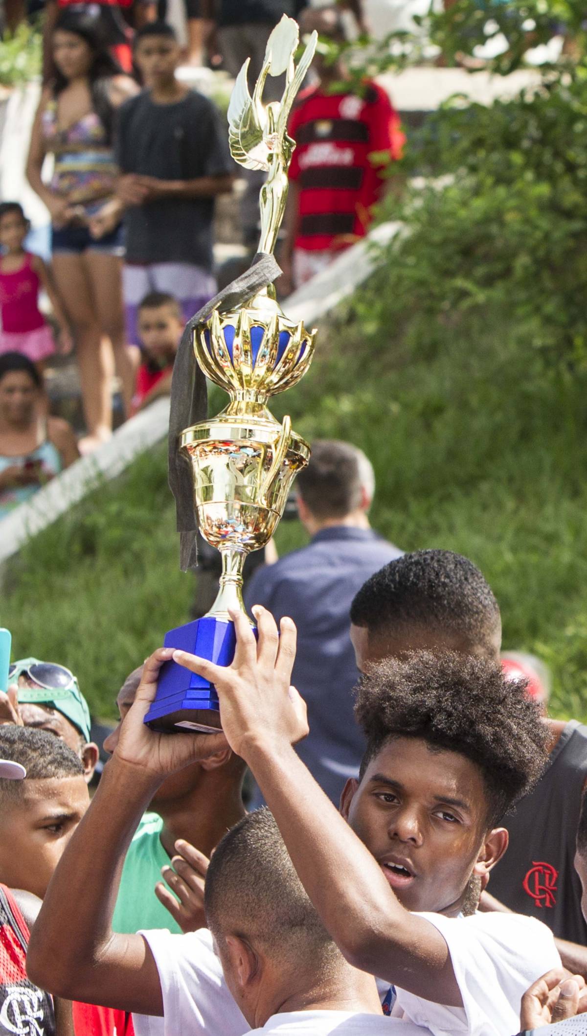 Rio de Janeiro, 1/02/2019, segunda feira - Enterro do menino Samuel Thomas Rosa vitima incendio no alojamento do Flamengo no cemiterio de Vila Rosali em Sao Joao de Meriti. Moises irmao mais novo segurando um trofeu. Foto: Marcio Mercante / Agencia O Dia.