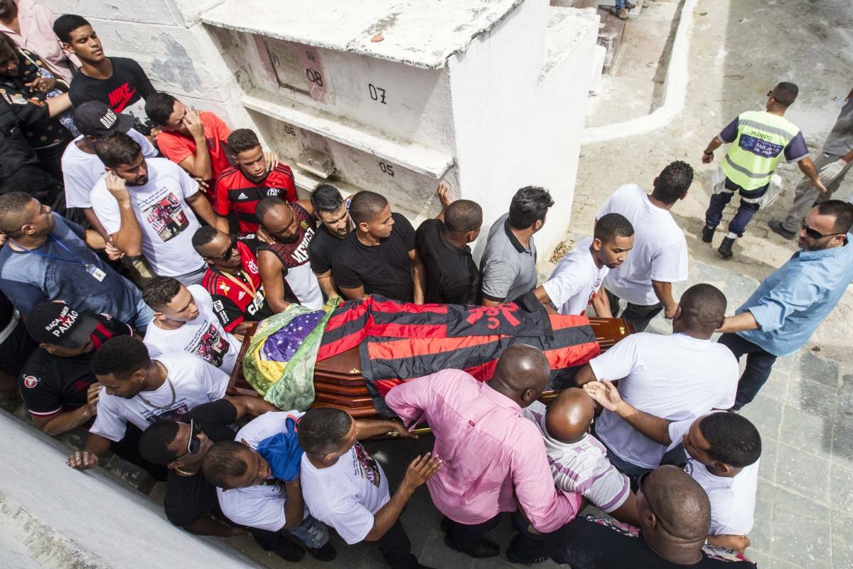 Rio de Janeiro, 1/02/2019, segunda feira - Enterro do menino Samuel Thomas Rosa vitima incendio no alojamento do Flamengo no cemiterio de Vila Rosali em Sao Joao de Meriti. Foto: Marcio Mercante / Agencia O Dia.