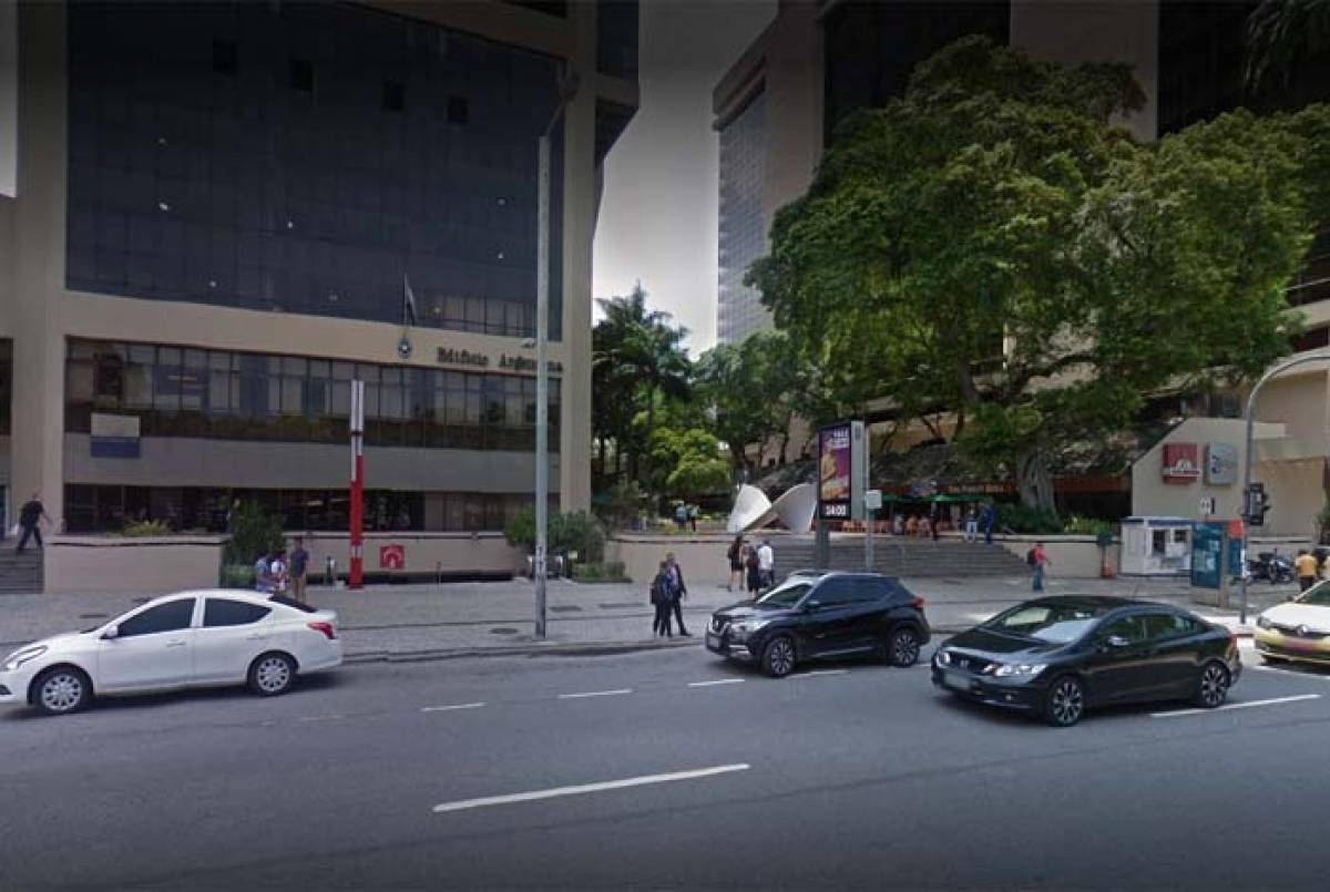 Dupla de criminosos assaltou um pedestre que saía do Edifício Argentina - Reprodução Google Street View