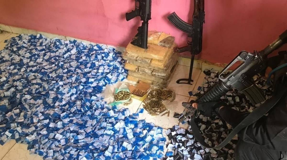 Fuzil com inscrição dos EUA é apreendido no Morro do Dezoito, em Água Santa - Divulgação/PM