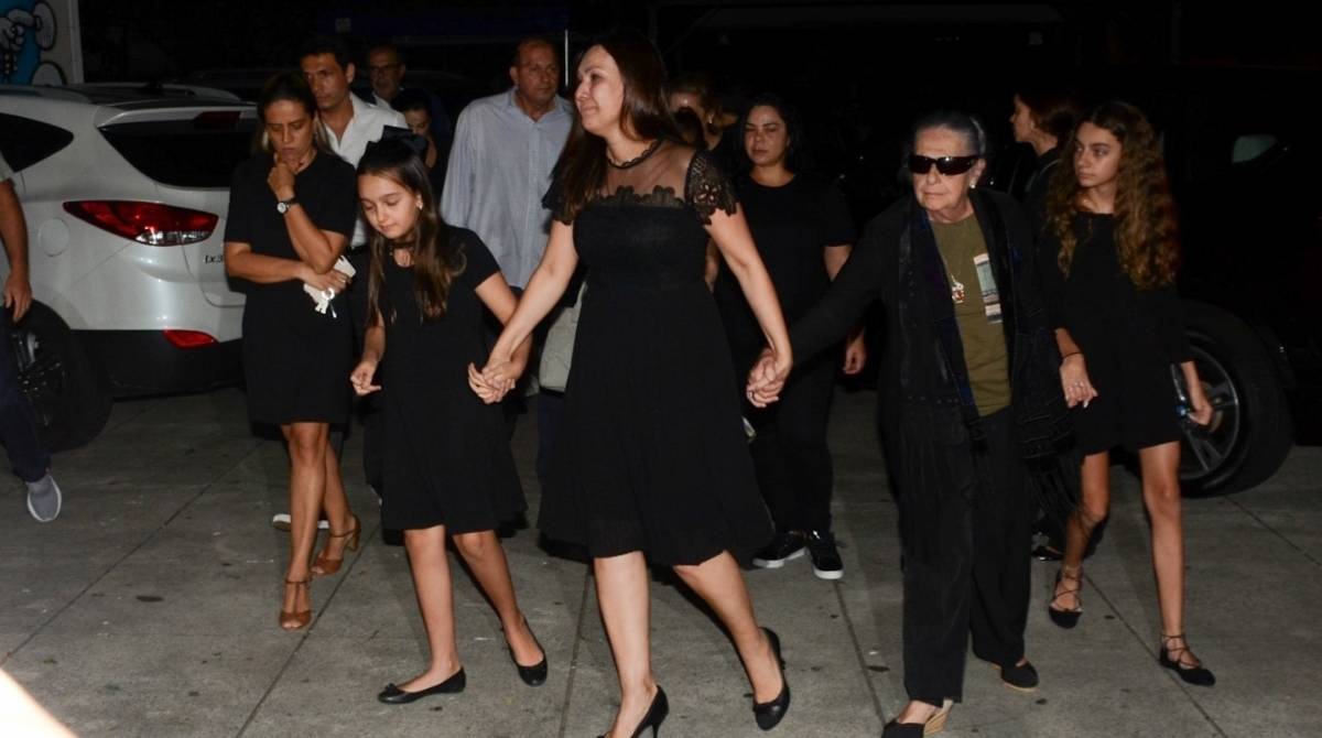 Veruska Seibel chega acompanhada das filhas ao vel&oacute;rio de Ricardo Boechat