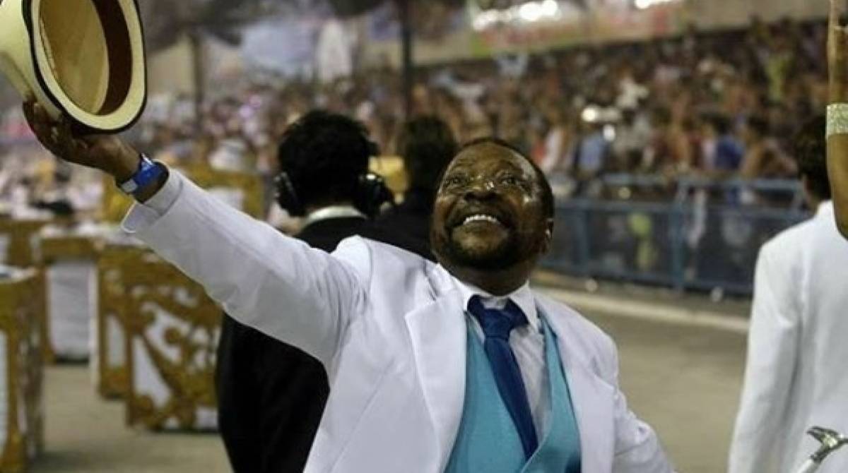 Martinho da Vila durante desfile antigo da escola de samba Unidos de Vila Isabel