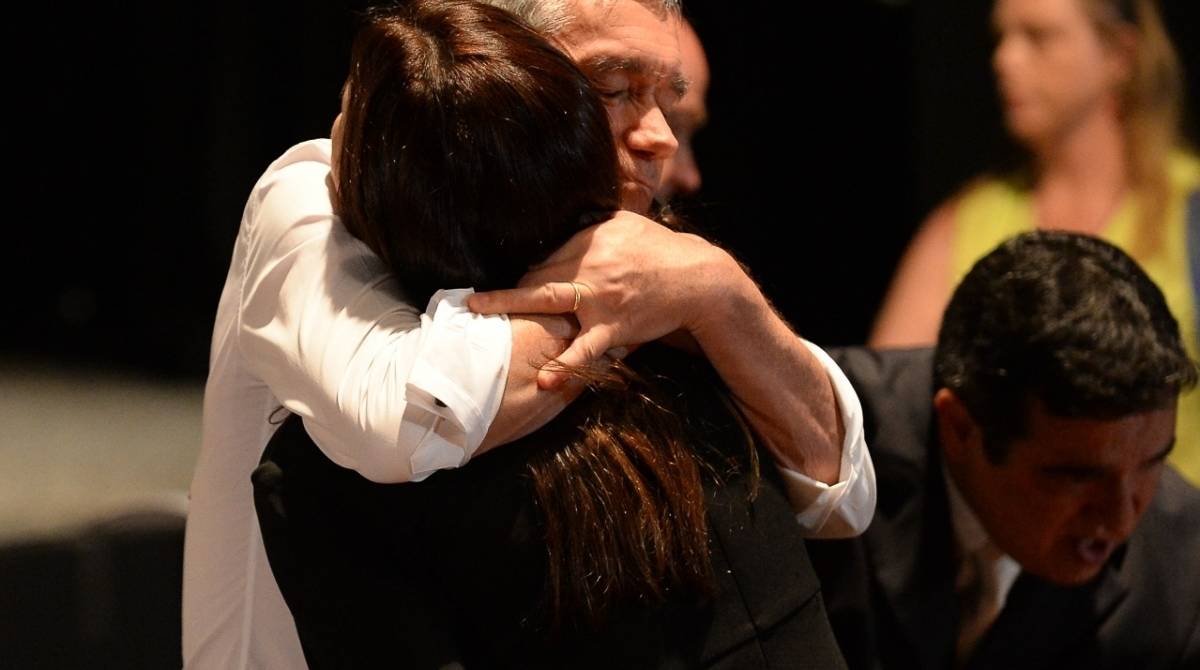 Sérgio Groisman consola viúva de Boechat, Veruska Seibel