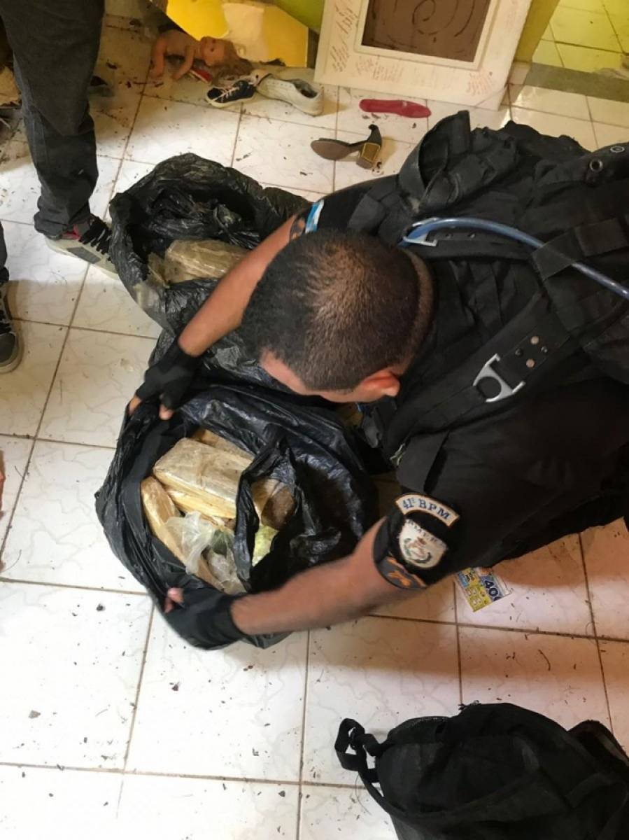 Drogas e muni&ccedil;&otilde;es s&atilde;o apreendidas no Morro do Dezoito, em &Aacute;gua Santa