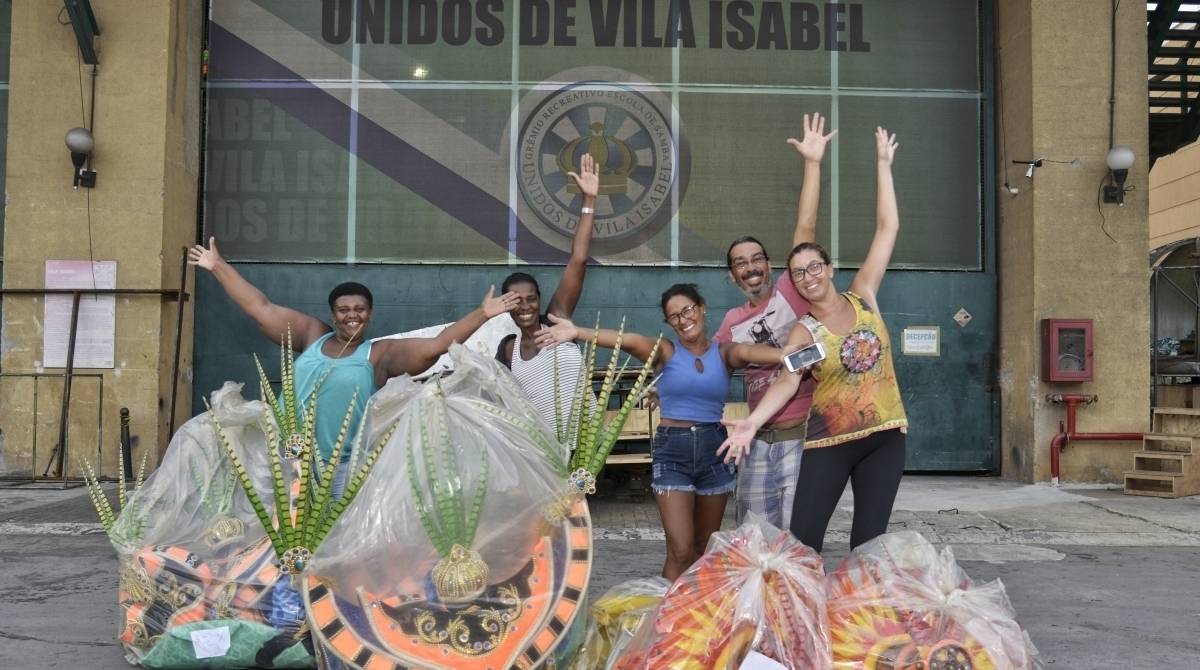 Componentes da escola de samba Unidos de Vila Isabel após a entrega das fantasias