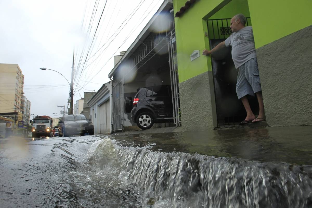 Rio, 13/02/2019 - Chuvas no Rio causam estragos na Zona Norte. Ruas tomadas pela &aacute;gua.Na foto, alagamento na Rua Bar&atilde;o de Bom Retiro,no Engenho Novo. Foto: Estefan Radovicz/Ag&ecirc;ncia O Dia
