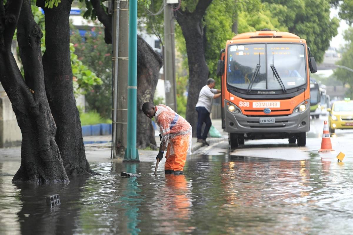  Rio, 13/02/2019 - Chuvas no Rio causam estragos na Zona Norte. Na foto, funcion&aacute;rio da Comlurb tenta desentupir bueiro na Avenida Francisco Bicalho, no Centro do Rio. Foto: Estefan Radovicz/Ag&ecirc;ncia O Dia