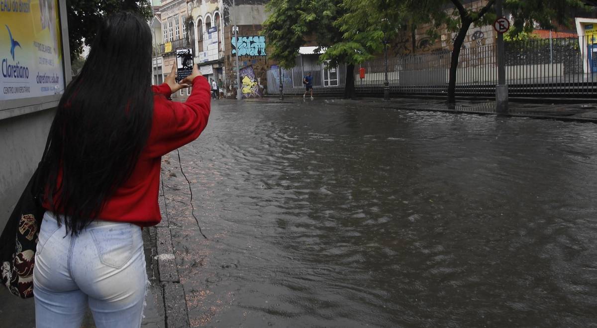 Rio, 13/02/2019 - Chuva provoca alagamento na Rua do Catete esquina com Rua Silveira Martins no Catete - Foto: Severino Silva/Agência O Dia