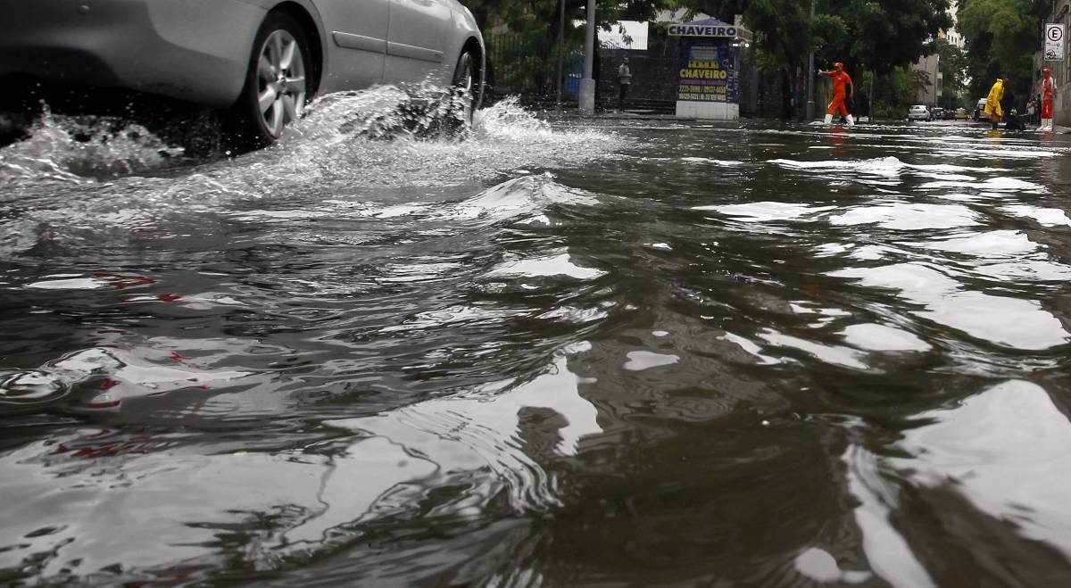 Rio, 13/02/2019 - Chuva provoca alagamento na Rua do Catete esquina com Rua  Silveira Martins no Catete -   Foto: Severino  Silva/Ag&ecirc;ncia O Dia