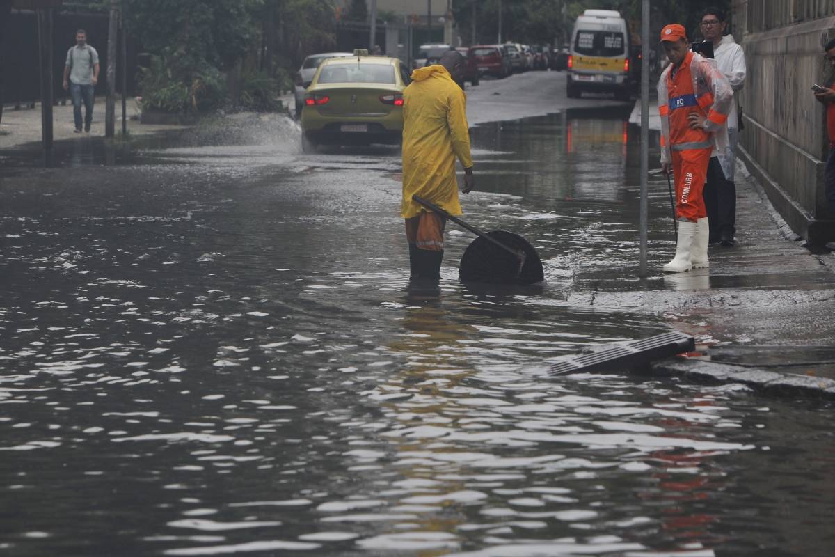 Chuva Provoca Alagamentos E Há Previsão De Pancadas Fortes Ao Longo Do ...