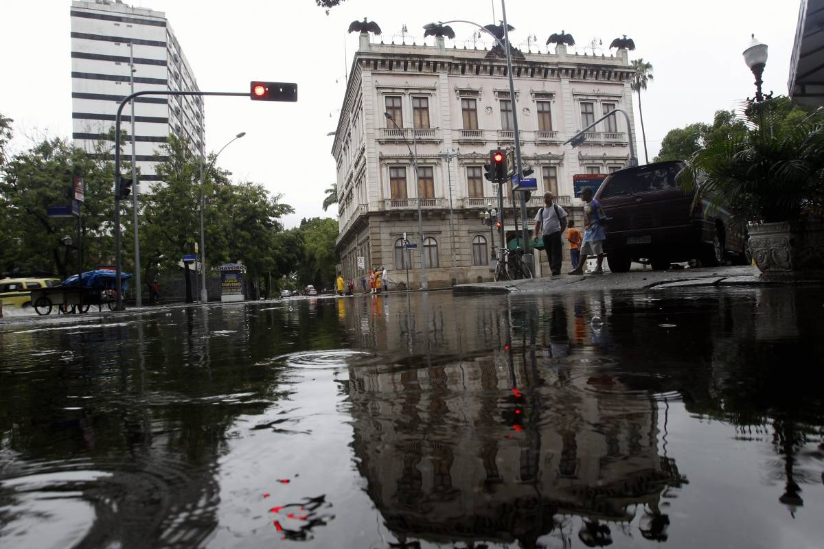 Rio, 13/02/2019 - Chuva provoca alagamento na Rua do Catete esquina com Rua  Silveira Martins no Catete -  Foto: Severino  Silva/Ag&ecirc;ncia O Dia