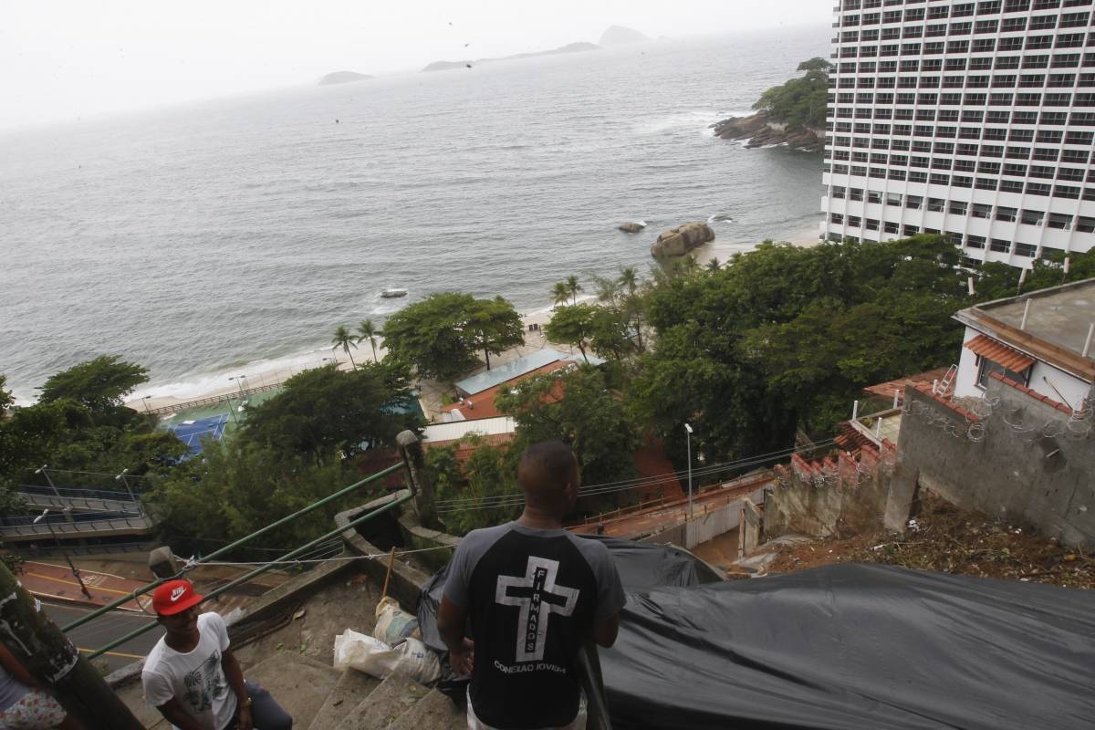 Morarores de area afetadas pelas chuvas dos ?ltimos dias est?o em alerta,na comunidade da Chacara do C?u Zona Norte do Rio a moradora Maria das Mercedes de Abreu subindo com garrafas D?gua e cozinhando a luz de velas 
 Severino  Silva/ Agencia O Dia