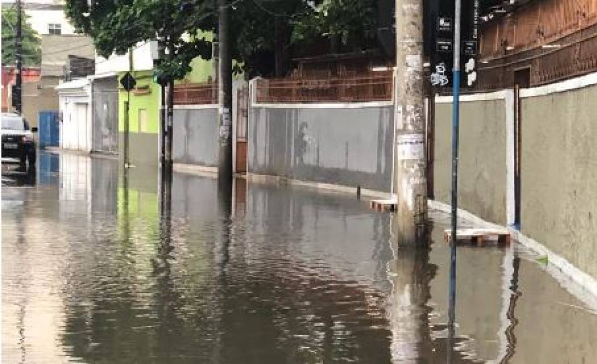 Frente do Colégio Pedro II: pallet é improvisado para alunos e professores entrarem em dias de chuva na unidade
