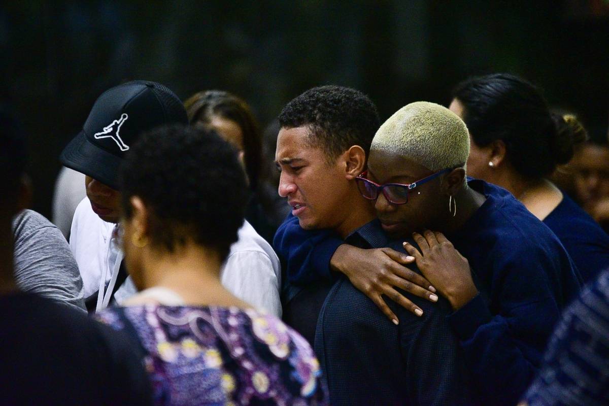 Amigos e familiares velam o corpo da cantora Deise Cipriano na Assembleia Legislativa de São Paulo